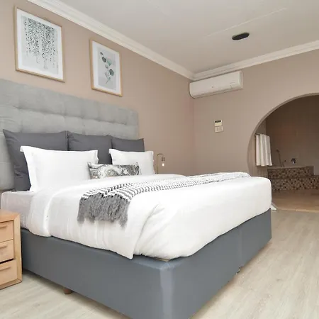 Upmarket Villa With Pool & Lush Garden Pretoria Exterior photo