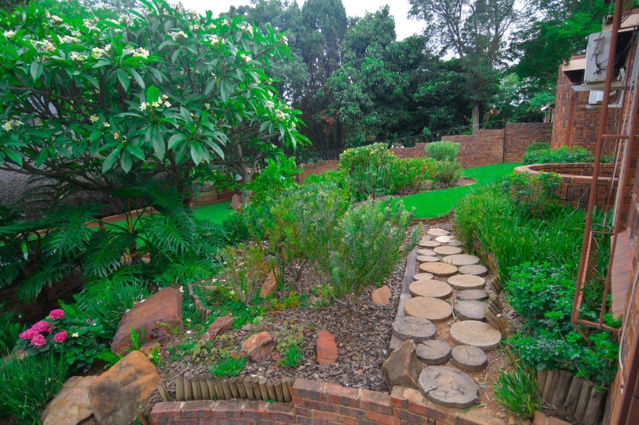 Upmarket With Pool & Lush Garden