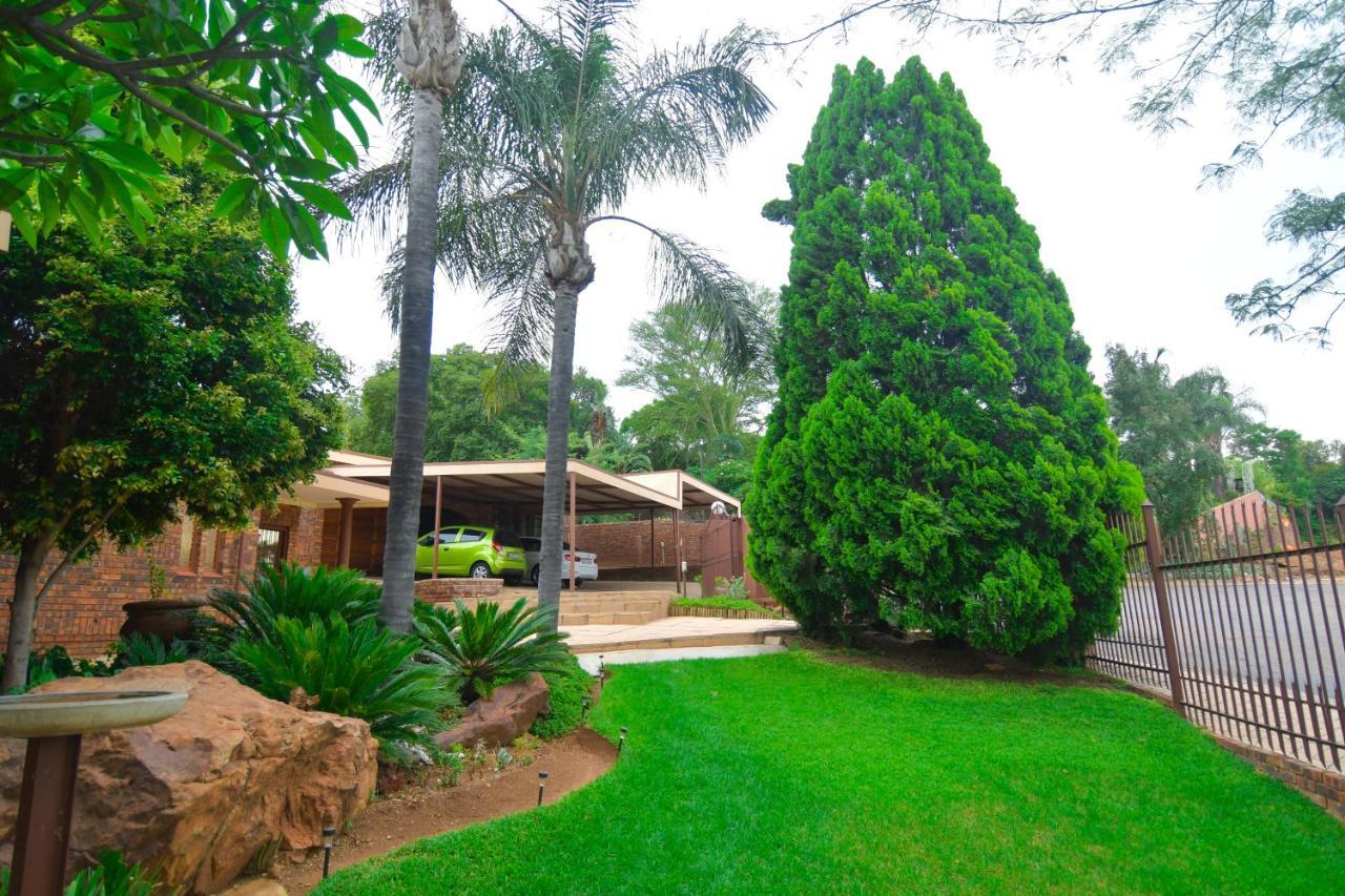 Upmarket With Pool & Lush Garden Villa Pretoria-Noord