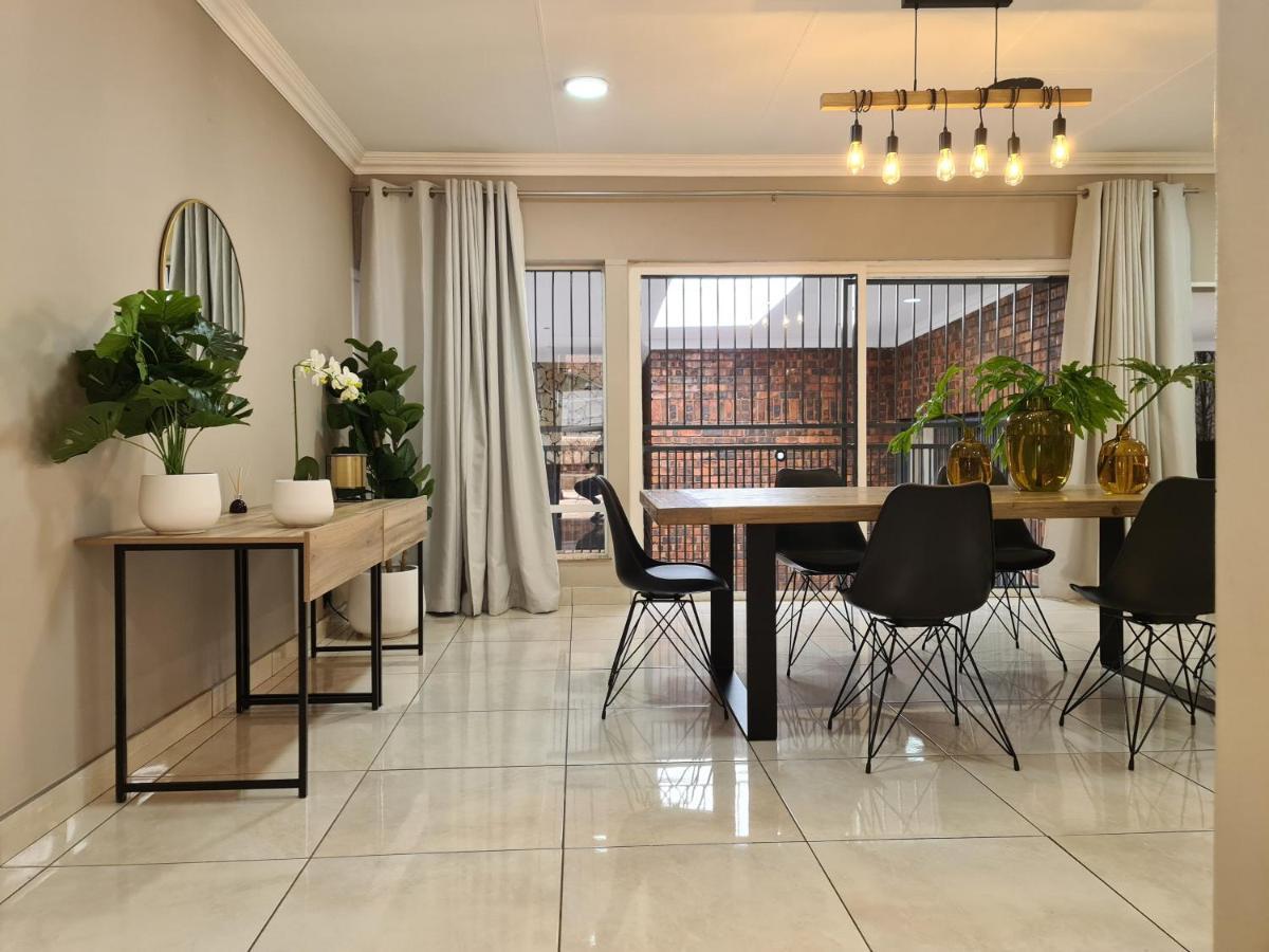 Villa Upmarket With Pool & Lush Garden