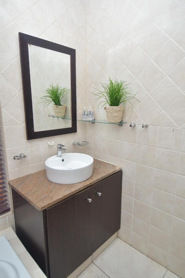 Villa Upmarket With Pool & Lush Garden *