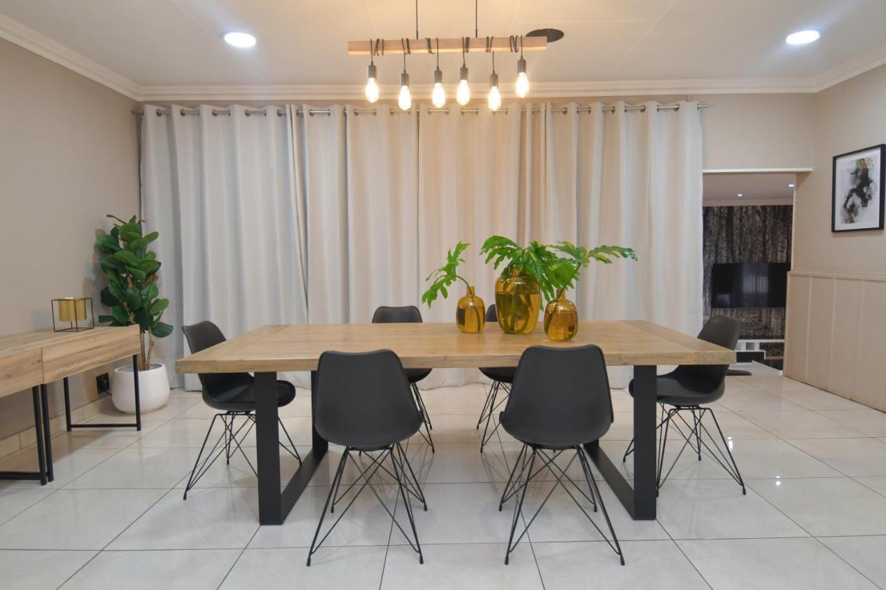 Upmarket With Pool & Lush Garden Villa Pretoria-Noord