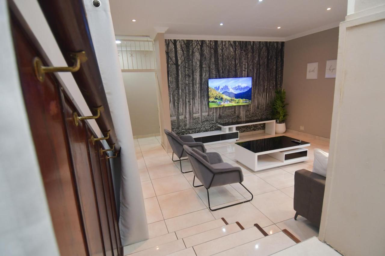 Upmarket With Pool & Lush Garden * Pretoria-Noord