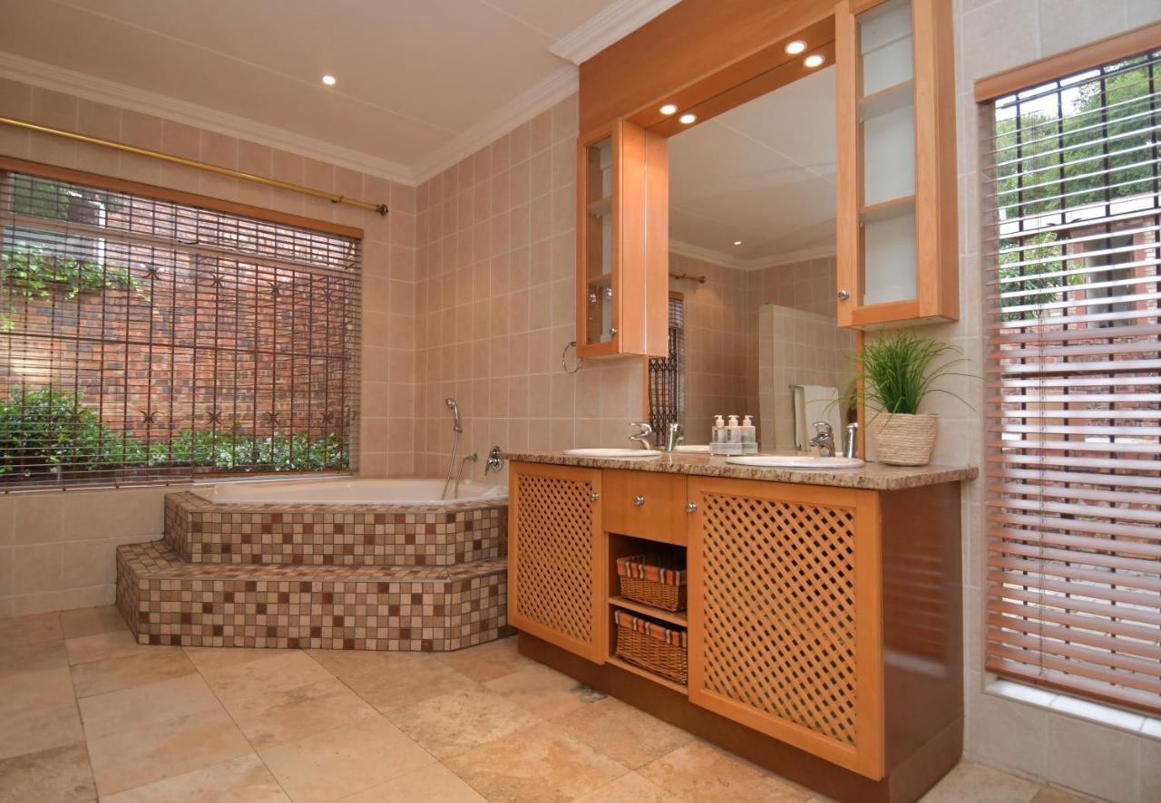 Villa Upmarket With Pool & Lush Garden Pretoria-Noord