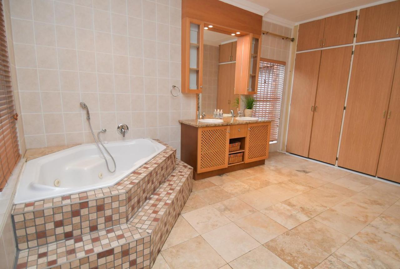 Upmarket With Pool & Lush Garden *