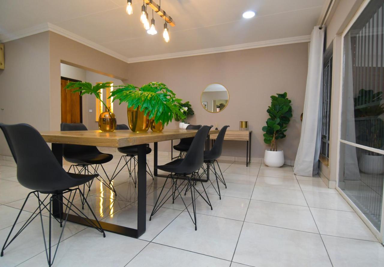 Villa Upmarket With Pool & Lush Garden