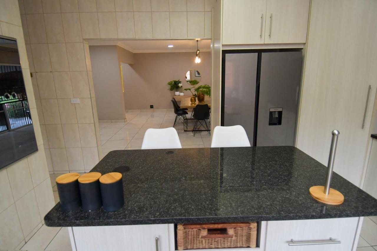 Upmarket With Pool & Lush Garden *